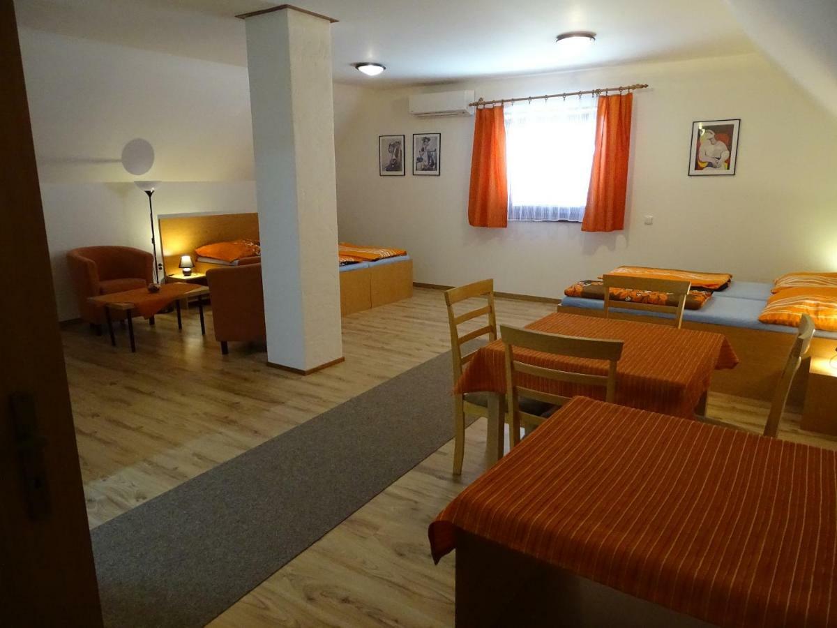 Penzion Pod Vapenkami Strážnice Eksteriør bilde